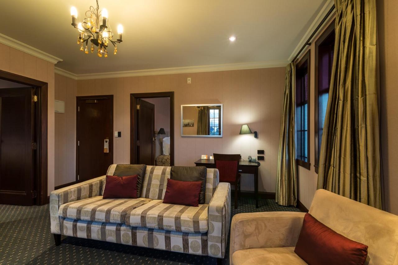 The Crown 4*